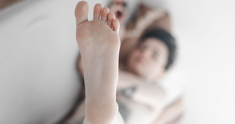 Starker Fußgeruch | Stinkende Füße – Ursachen, Wissenswertes & Tipps