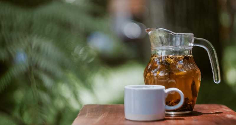 Tee gegen Schwitzen » Wirkung, Wissenswertes & Tipps